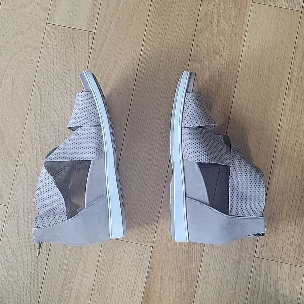 Eileen Fisher Voice Nubuck Sandal in Earth